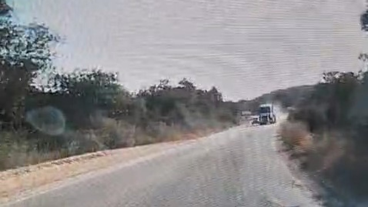 Hatalı sollama yapan hafriyat kamyonu kamerada
