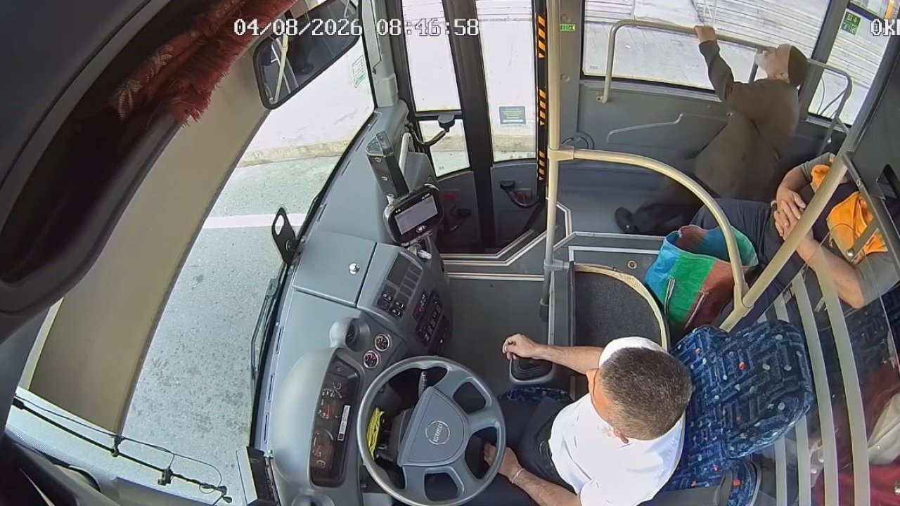 Belediye otobüsünde fenalaşan yolcuyu müdahale anları kameralara yansıdı