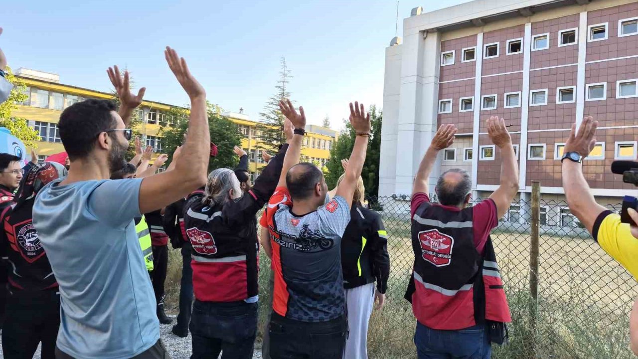 Motosikletlilerden onkoloji servisindeki çocuklara sürpriz