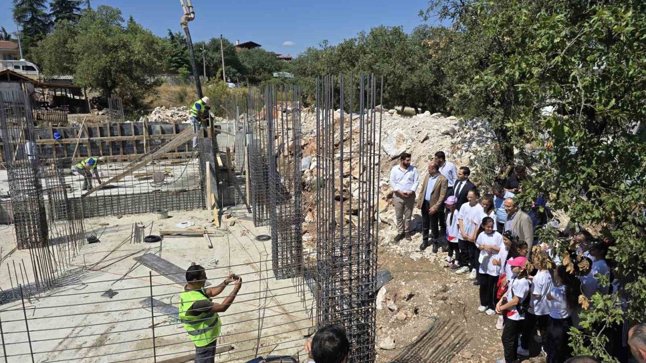 Orhaneli’de yarı olimpik yüzme havuzu temeli atıldı