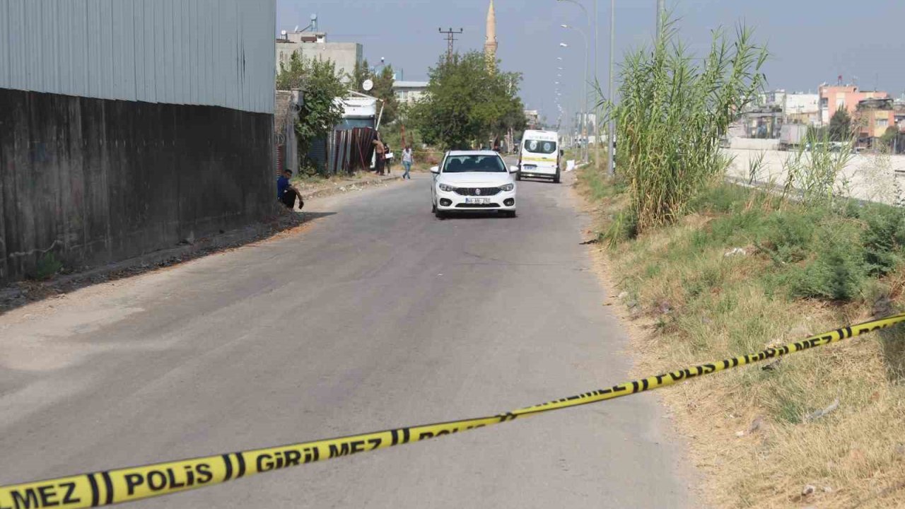 Motosikletli şüpheliler, seyir halindeki otomobile kurşun yağdırdı: 1 yaralı