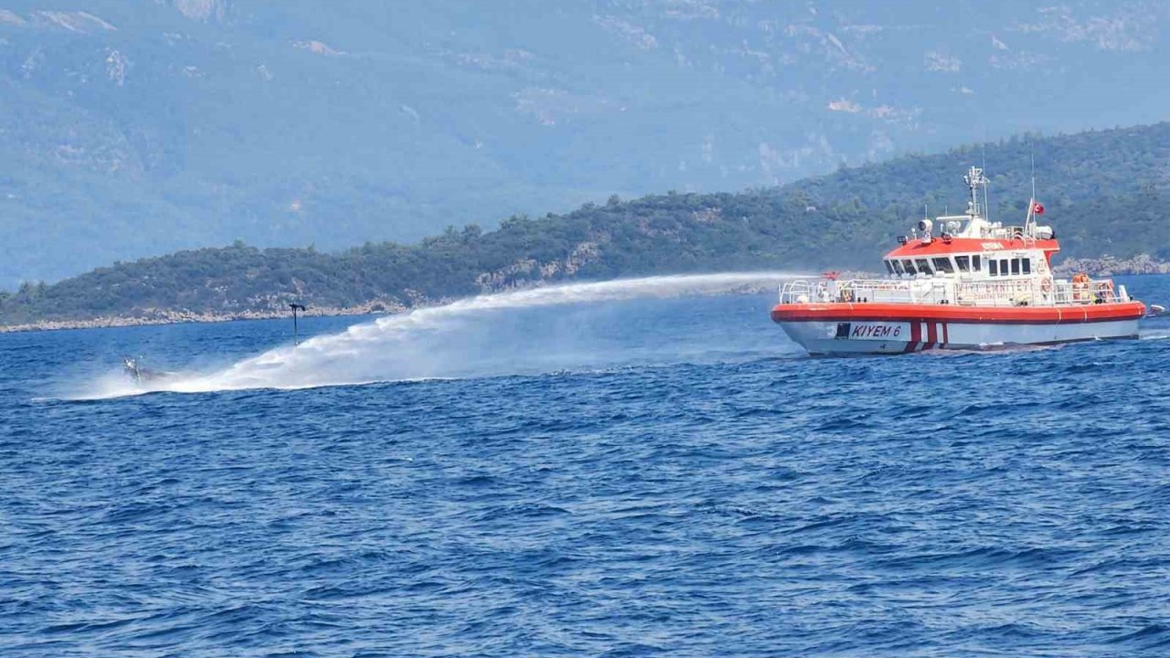 Marmaris’te demirli yelkenli tekne alevlere teslim oldu