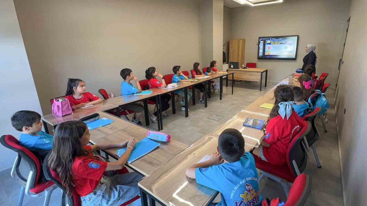 Melikgazi’nin kursları yaz mevsimine renk katıyor