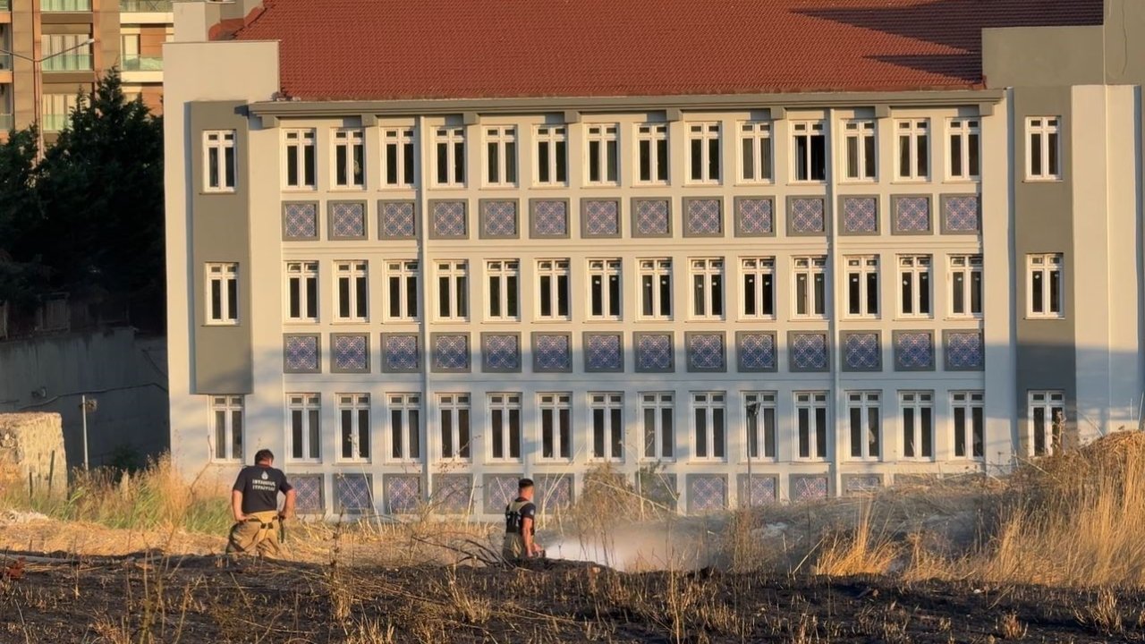 Beylikdüzü’nde otluk alanda korkutan yangın: Alevler sitelere kadar yaklaştı
