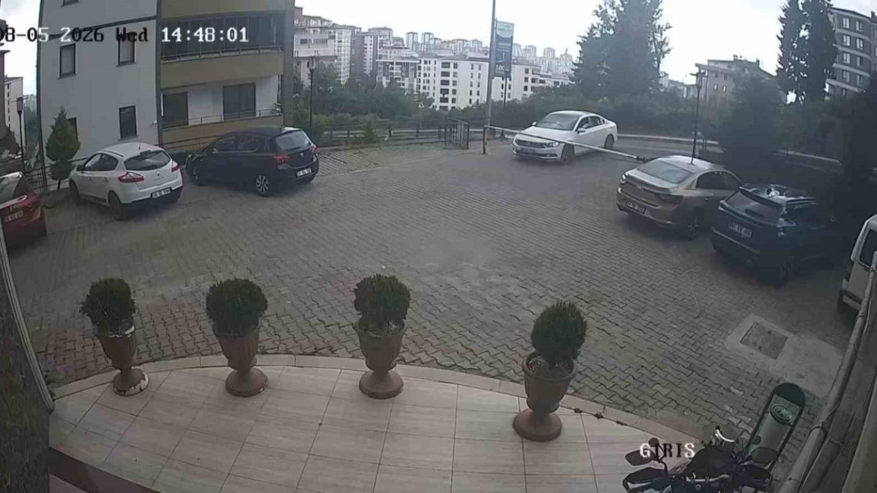 Sürücü fren yerine gaza basınca araç site duvarından aşağı uçtu: 1’i çocuk 3 yaralı