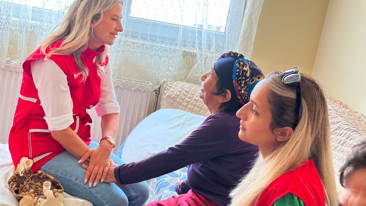 Kars’ta Kızılay gönüllülerinden anlamlı hizmet: Evde bakım hareketiyle yalnızlığa ve ihtiyaçlara dokunuyorlar