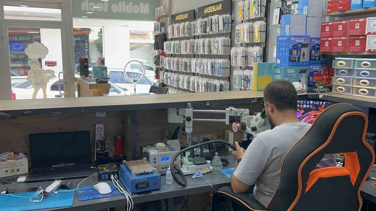 Batarya bir anda alev aldı, tamirci yangın tüpüyle müdahale etti