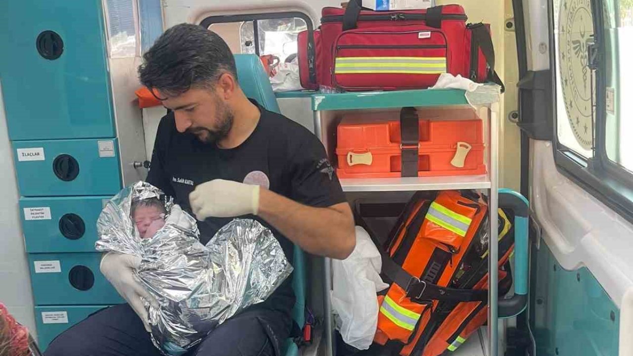 Şanlıurfa’da 112 ekiplerinden araç içerisinde başarılı doğum müdahalesi