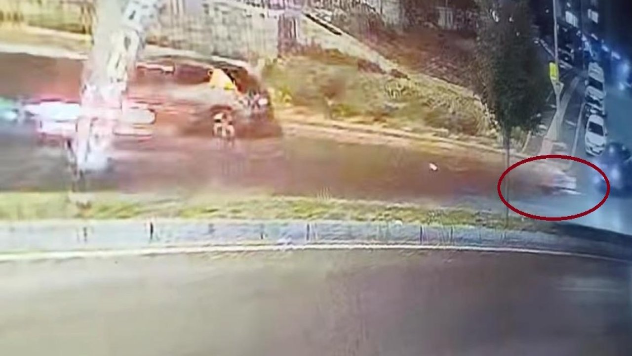 Ters yönde giden motosikletin otomobil ile çarpışması kamerada