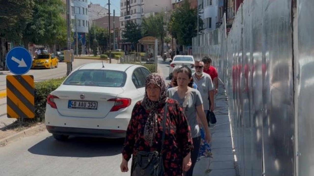 İnşaat paravanı kaldırımı kapattı, yayalar trafiğin ortasında kaldı
