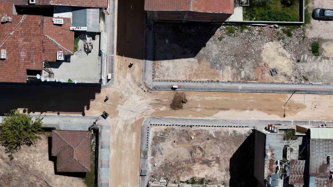 Elazığ’da mahallelerde yol ve kaldırım yenileme çalışması