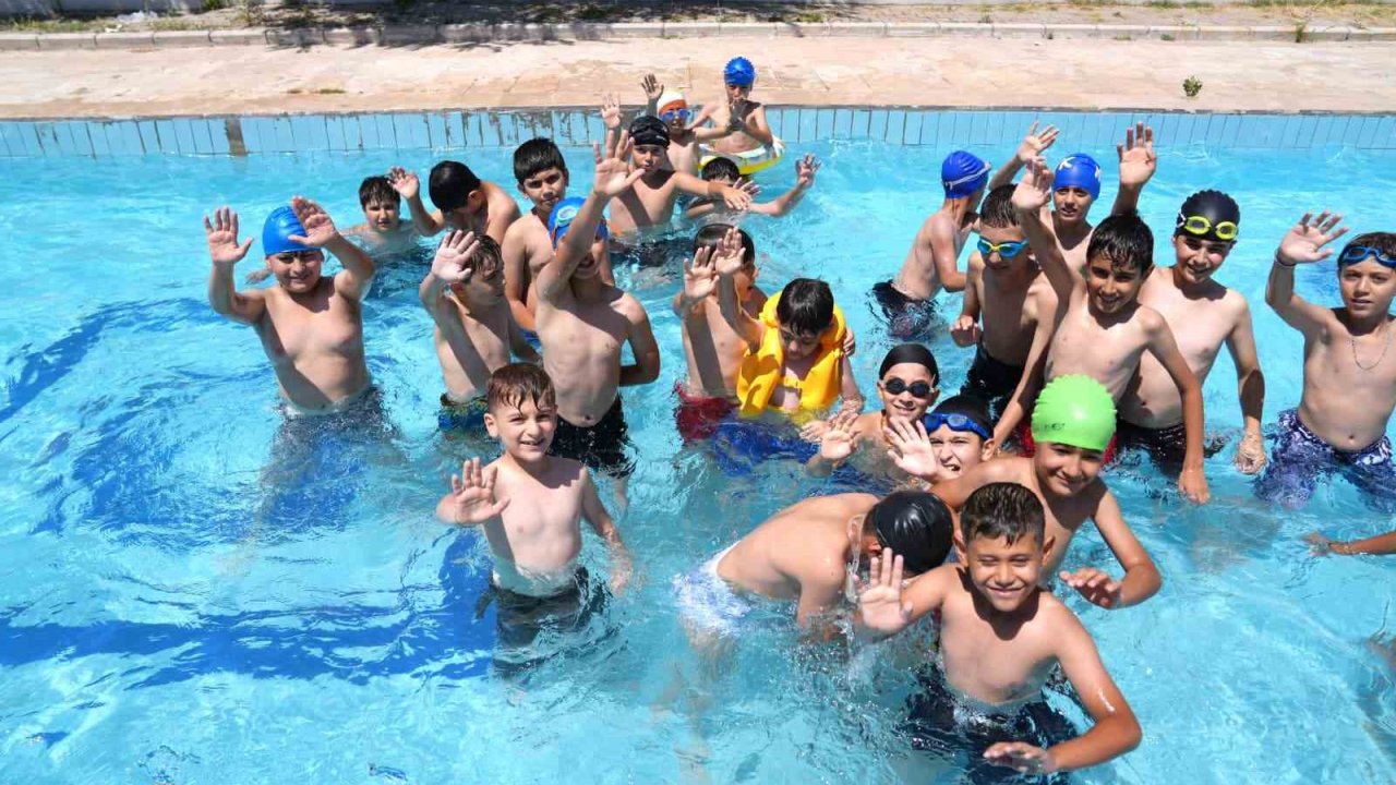 Battalgazi Belediyesi’nde Kur’an kursu öğrenilerine yüzme etkinliği