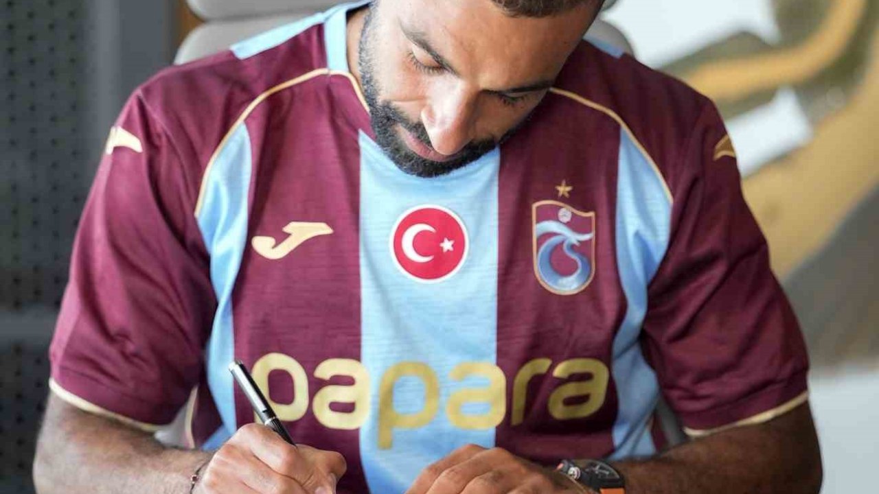 Salah Trabzonspor’a imzayı attı, ayağının tozuyla Trabzonspor reklam filmi çekimine katıldı