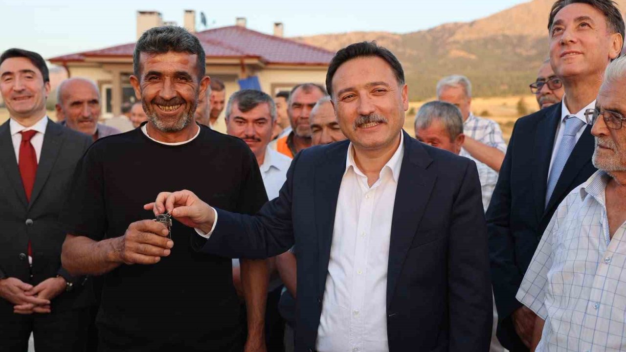 Vali Çiçek depremzede ailelerin sevincine ortak oldu