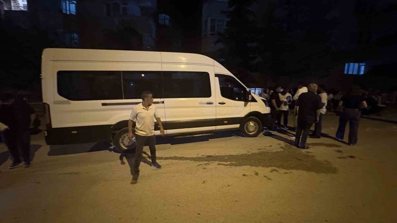 Düşen sis meşalesini almak isteyen çocuk minibüsün altında kaldı