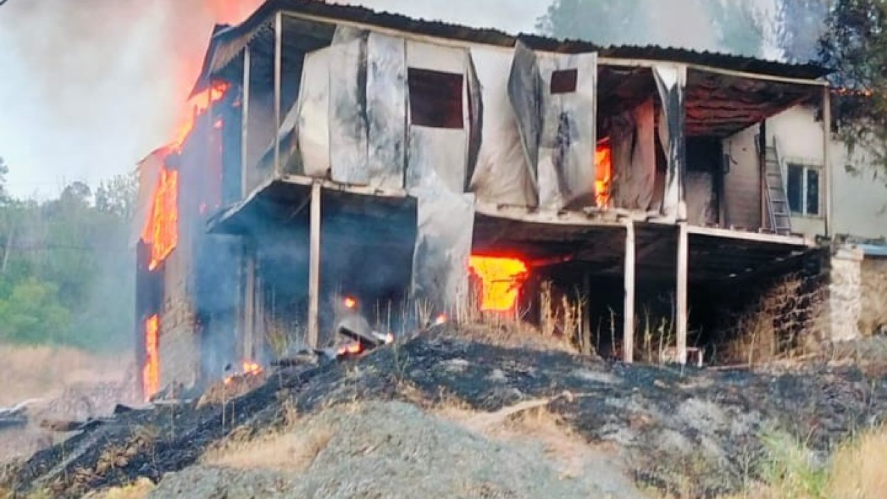 Kemah’ta 2 katlı ev yangında kullanılamaz hale geldi