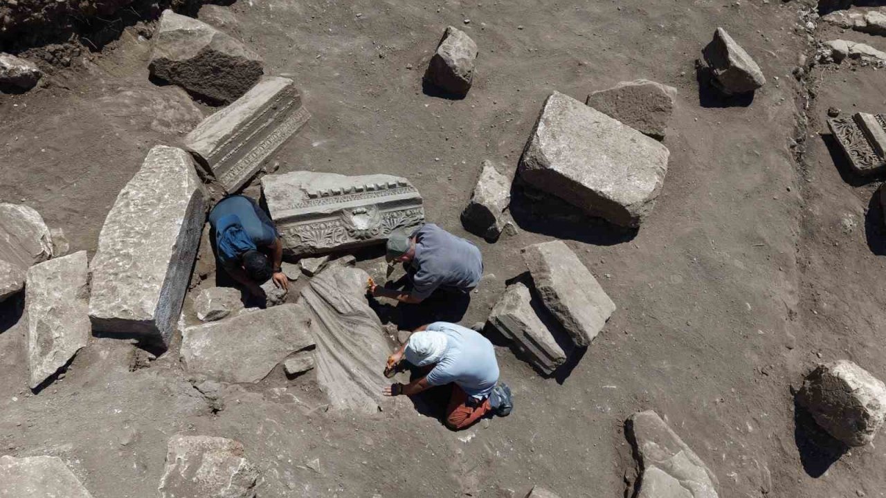 Aspendos’ta şifanın bin 800 yıllık dev heykeli gün yüzüne çıktı