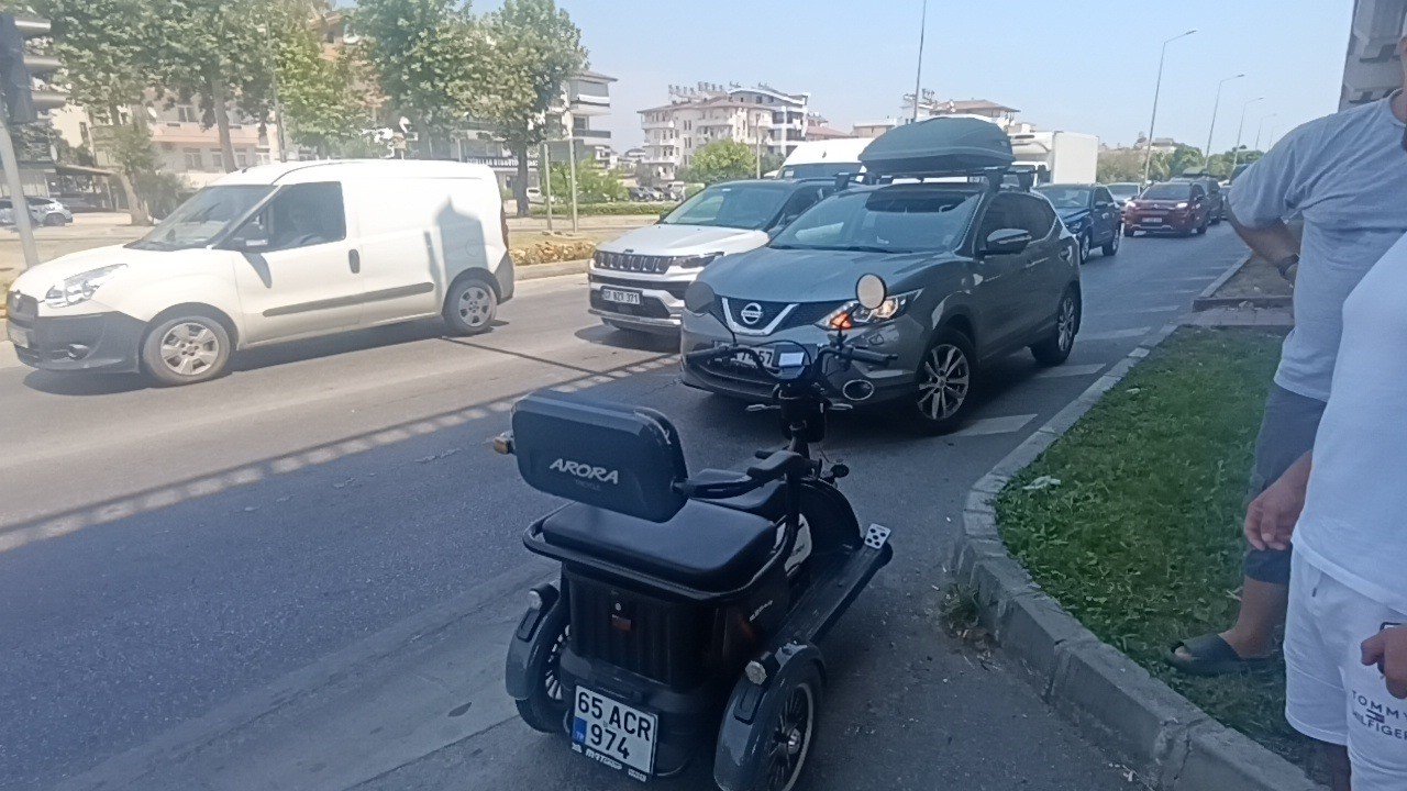 Otomobile çarpmamak için frene bassa da kaza yapmaktan kaçamadı