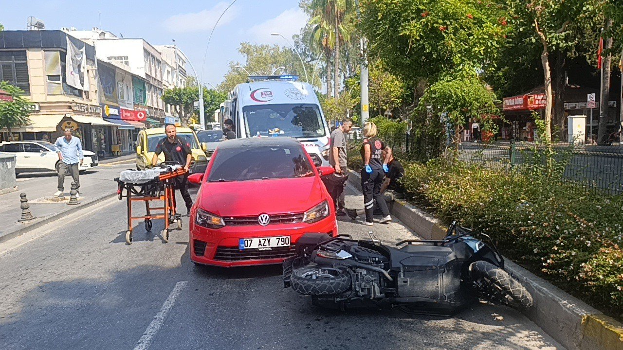Şerit değiştiren otomobil, motosiklete arkadan çarptı