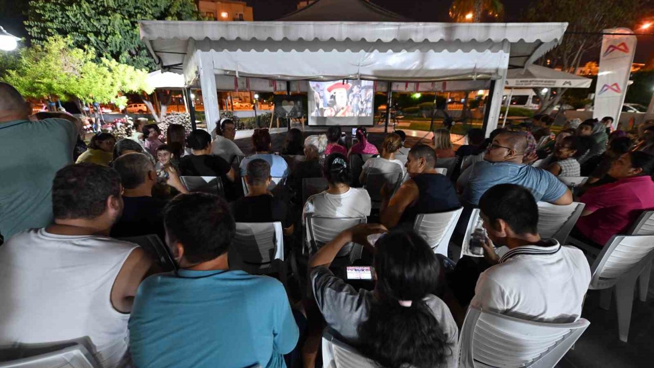 Mersin’de özel bireyler açık havada sinema keyfi yaşadı