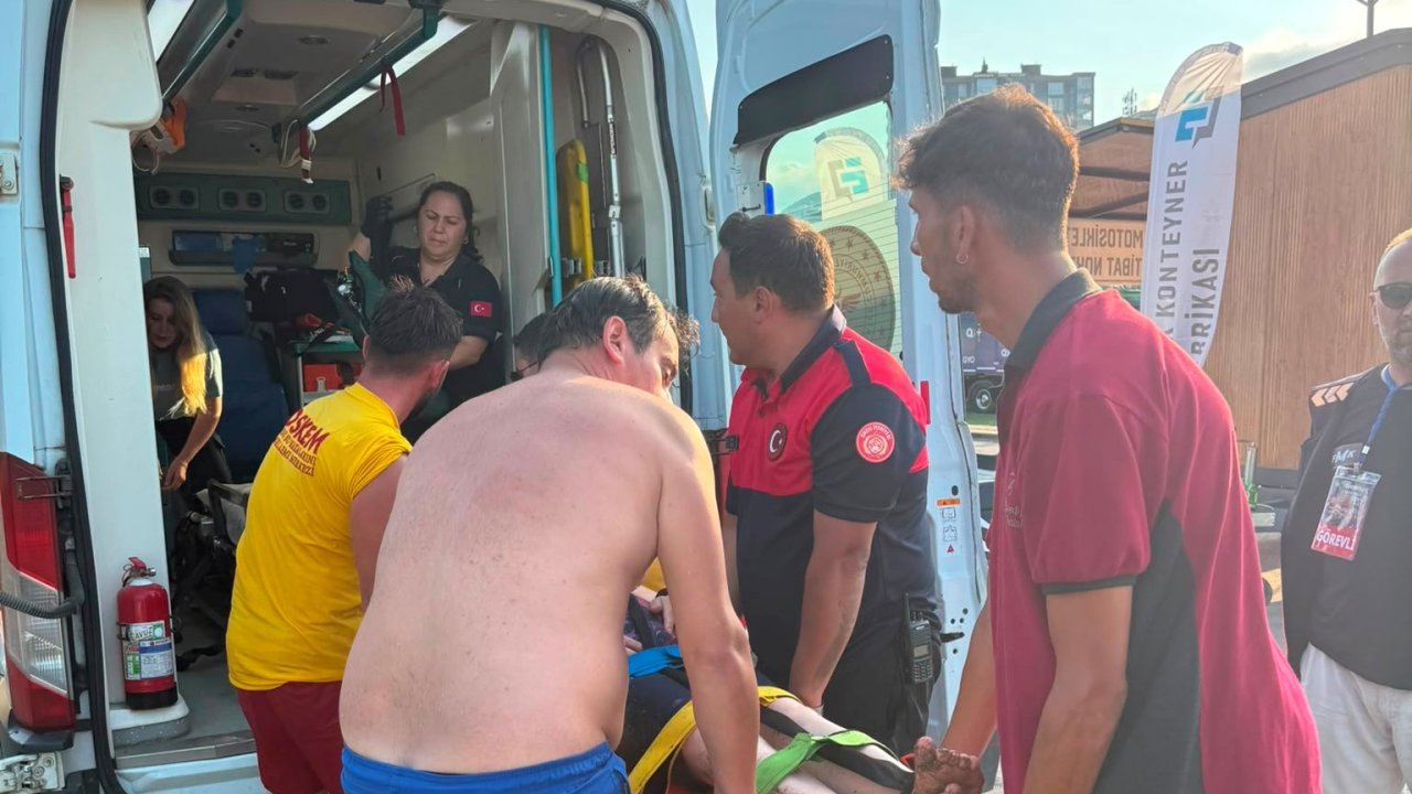 Tehlikeli bölgede denize giren kadını cankurtaranlar kurtardı