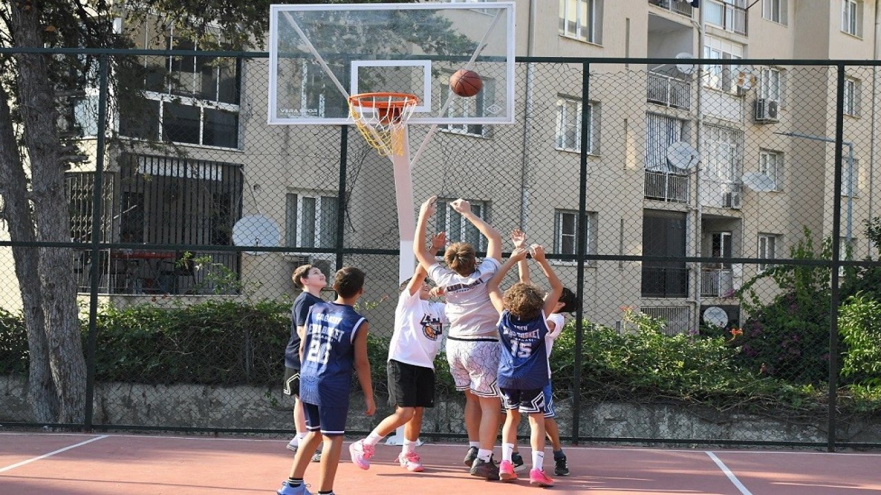 Yenilenen basketbol sahasına Efe İbrikoğlu’nun adı verildi