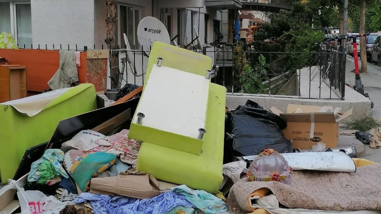 Yol kenarına bırakılan mobilyalar ve atıkların önüne geçilemiyor
