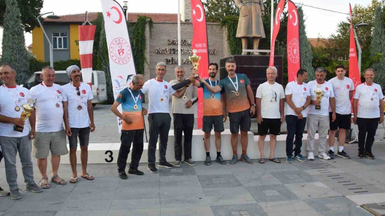 Karapınar’da XC Open Yamaç Paraşütü Yarışmasında dereceye girenlere ödülleri verildi