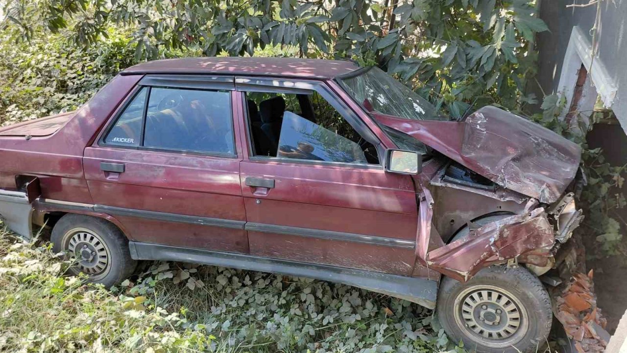 Otomobil boş kulübeye çarptı: 1 yaralı