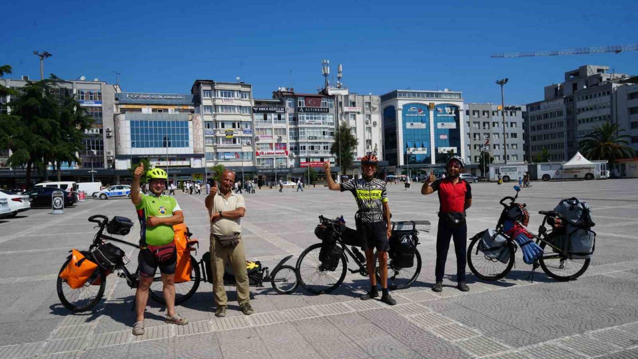 Karadeniz’i bisikletle keşfettiler, Türk misafirperverliğine hayran kaldılar