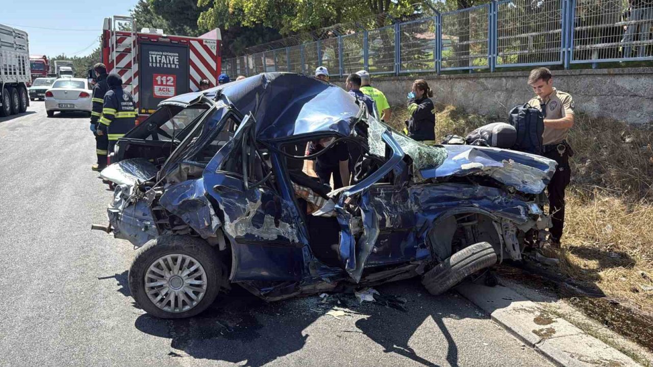 Eskişehir’de 3 aracın karıştığı feci kazada 1 ölü, 1 ağır yaralı