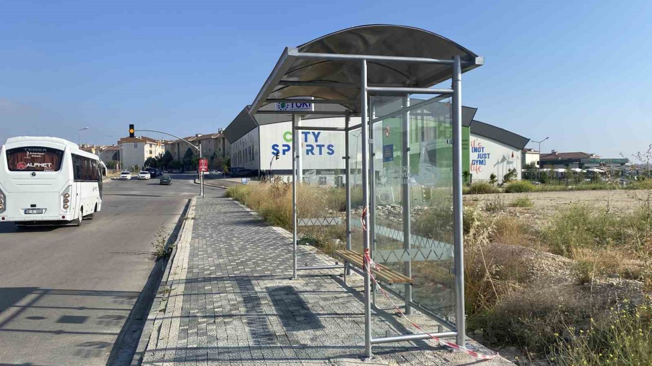 Vatandaşların tepkisi sayesinde bank gitti yerine otobüs durağı geldi