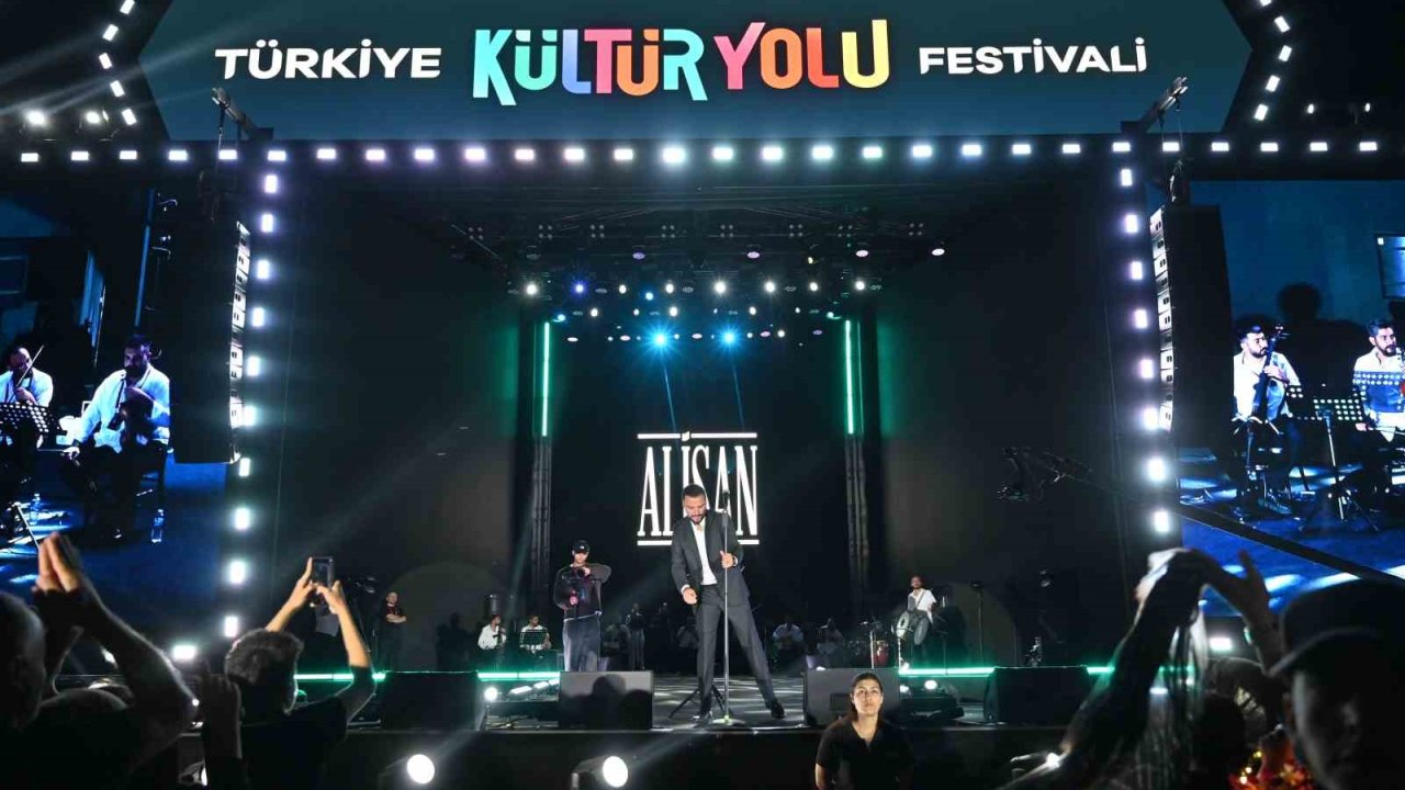 Alişan, Nevşehir Kültür Yolu Festivali’nde sahne aldı