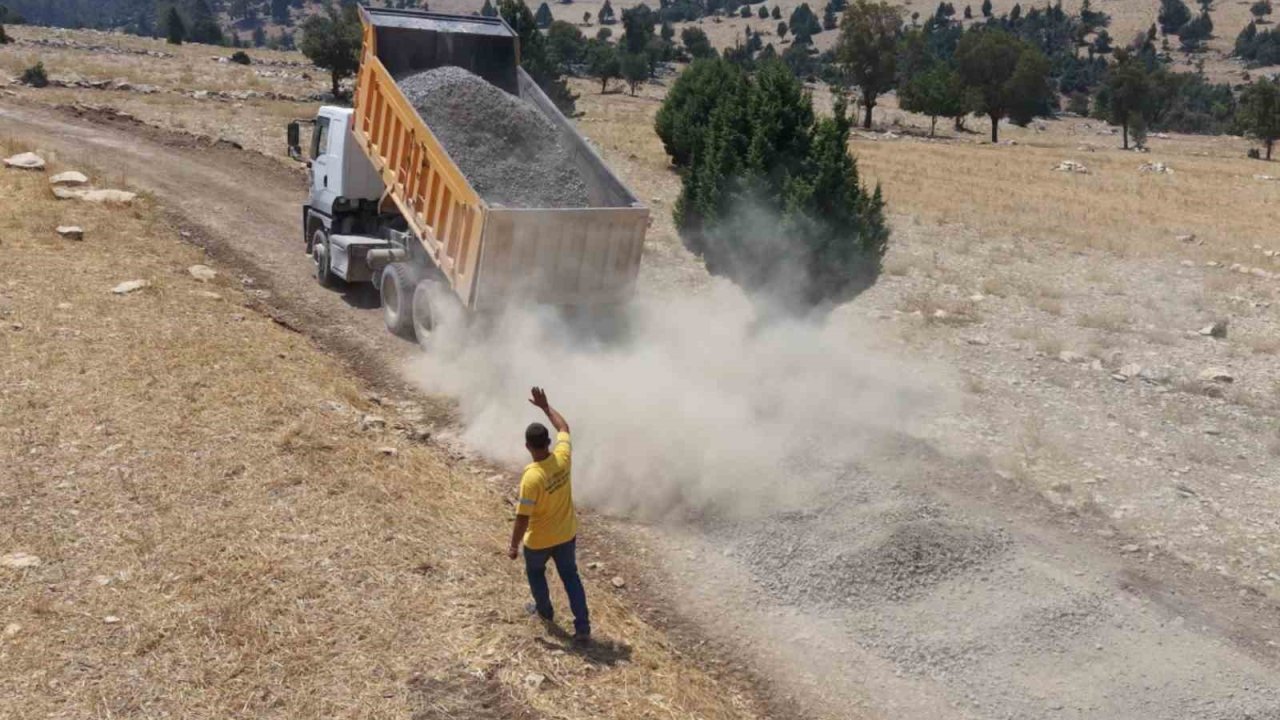Tarsus’ta kırsal mahallelerde yol çalışmaları sürüyor