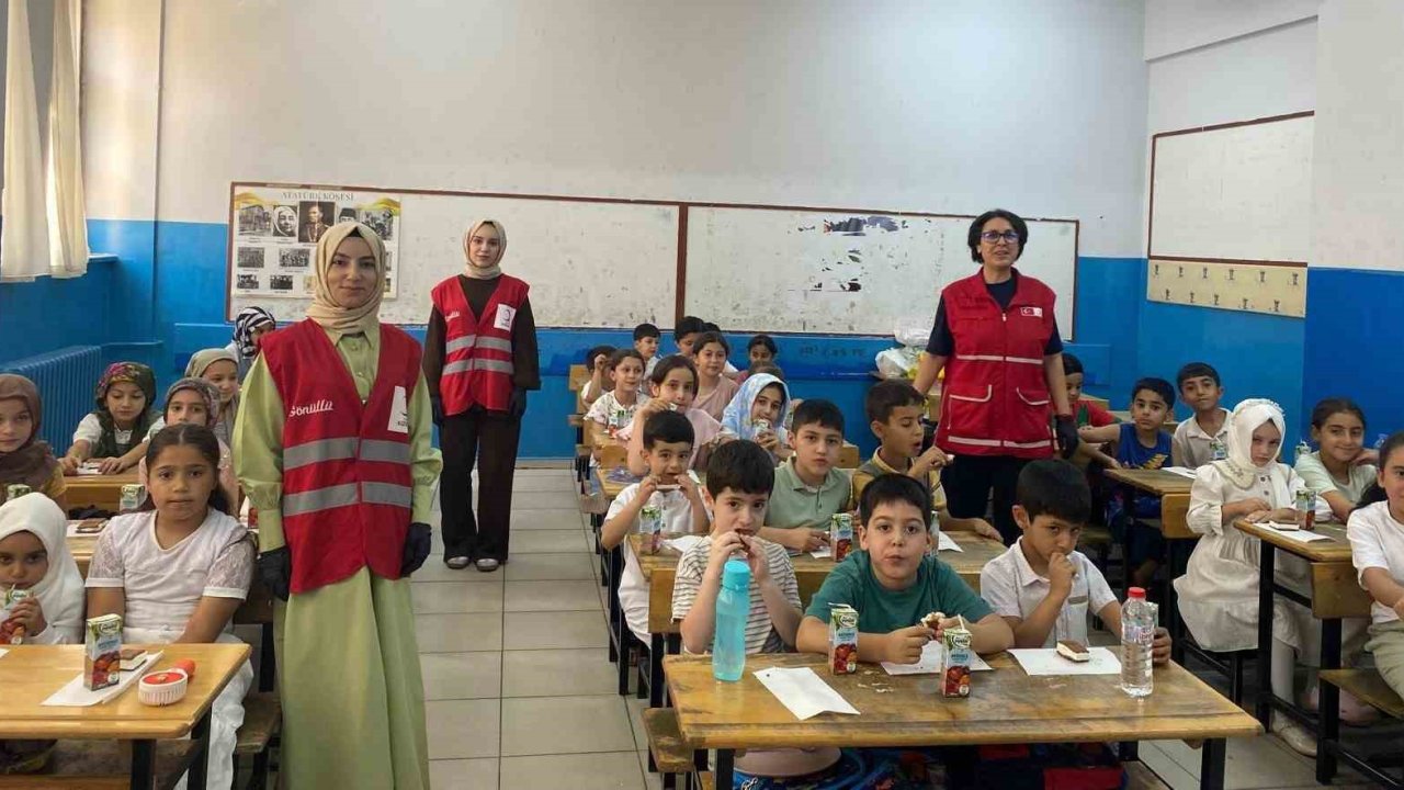 Muş’ta Kızılay ekiplerinden öğrencilere ikram