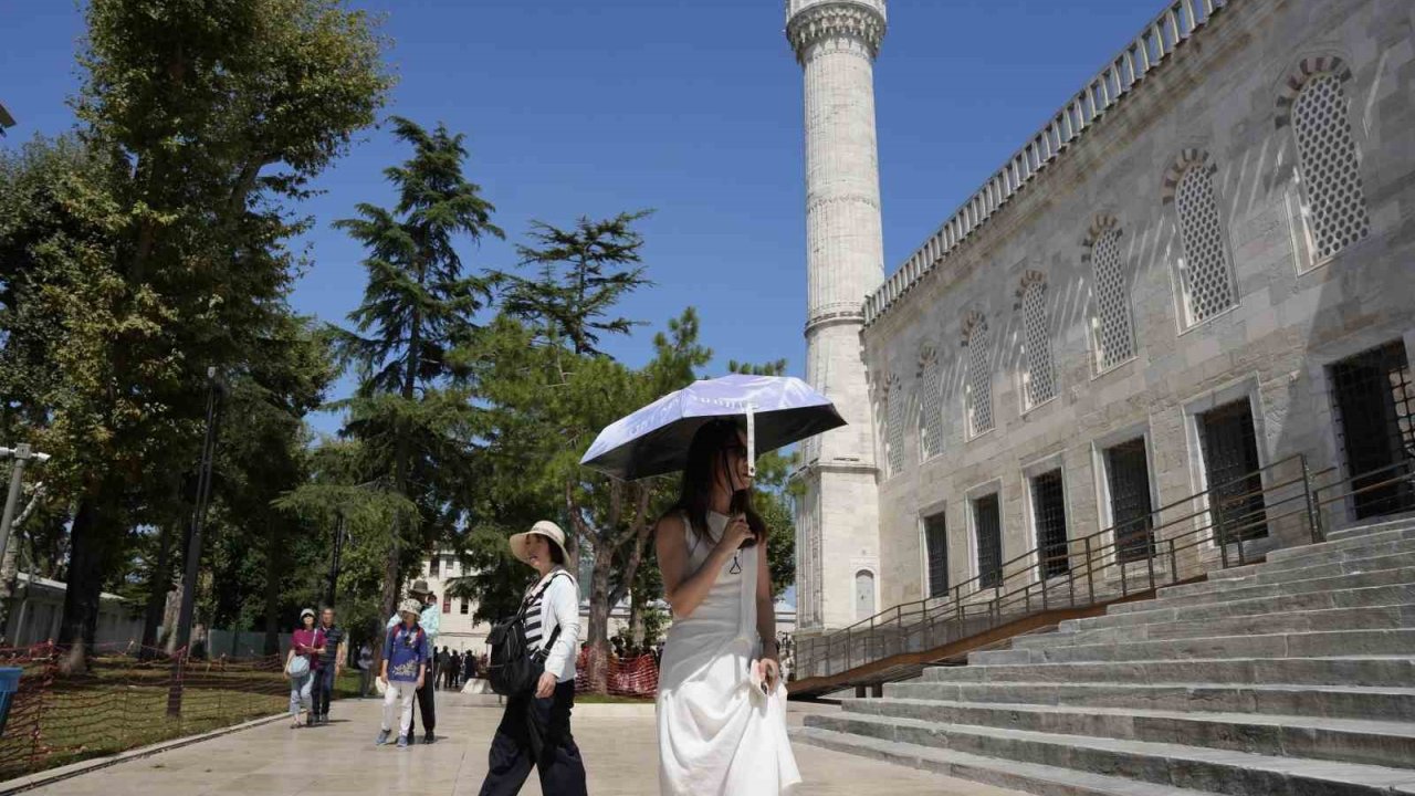 İstanbul’da sıcak hava ve nem bunalttı: Kireçburnu Sahili Antalya plajlarını aratmadı