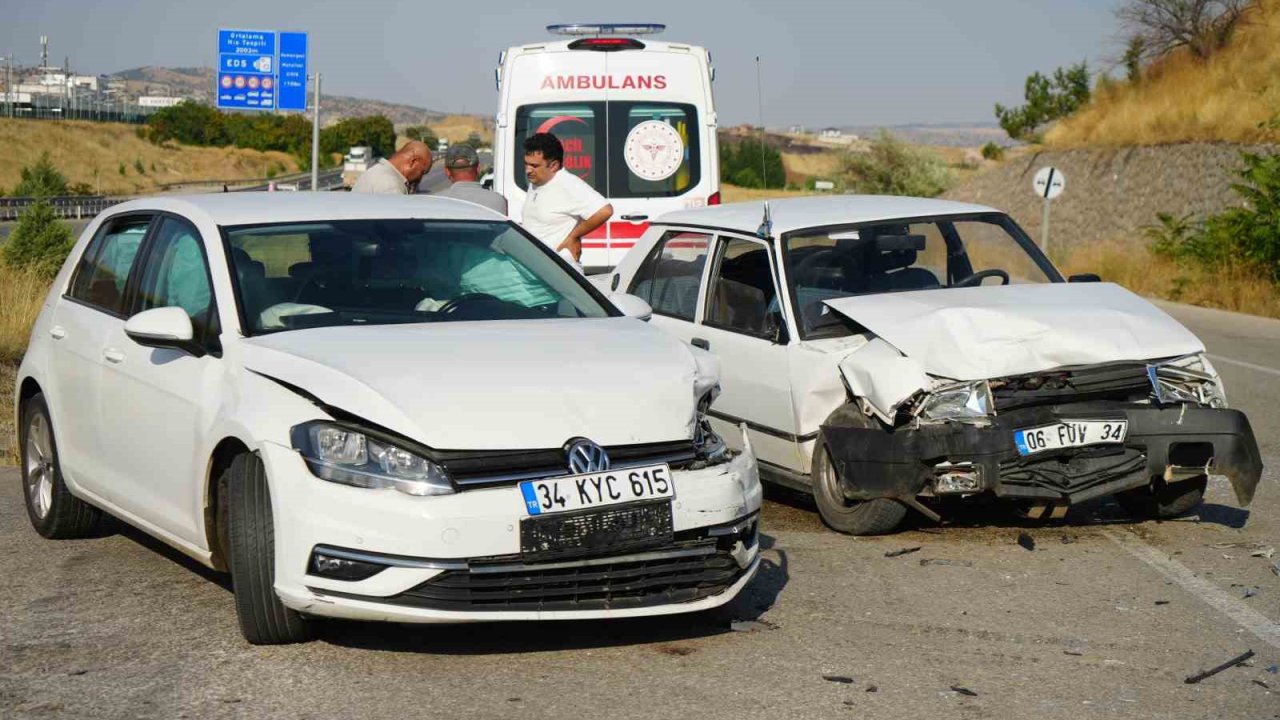 Kırıkkale’de iki otomobil kafa kafaya çarpıştı: 5 yaralı