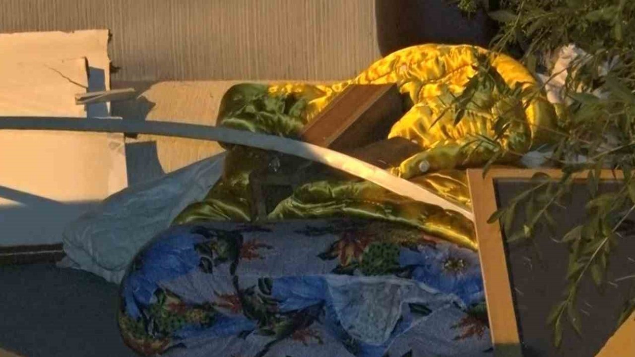 Başkent’te vatandaşlar çöp konteynerlerin yanına bırakılan eşyaların toplanmamasına tepki gösterdi