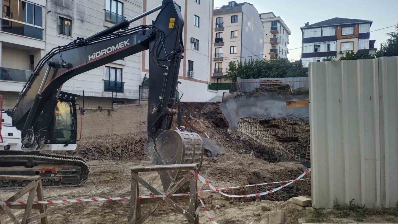Çekmeköy’de istinat duvarı yıkılan inşaatın yanındaki 5 katlı bina boşaltıldı