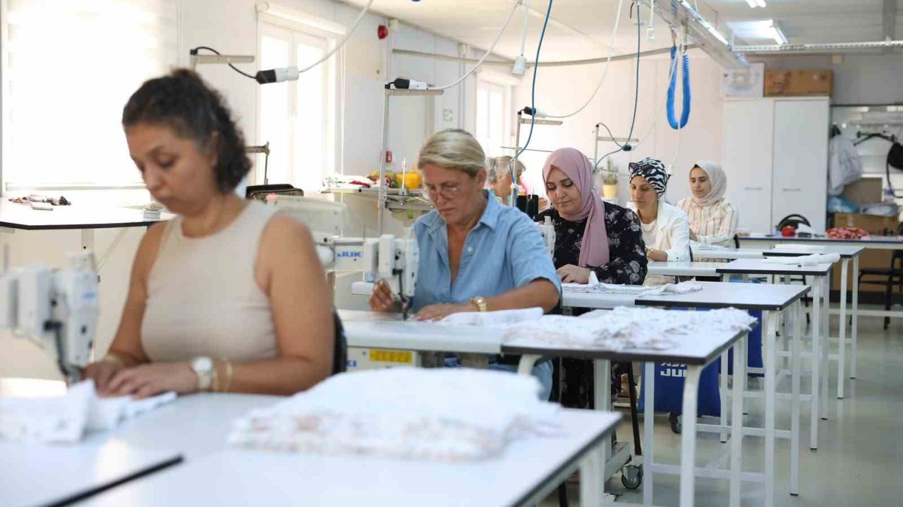 Didim’de kadınlar dikiş öğrenirken üretime de katkı sağlıyor