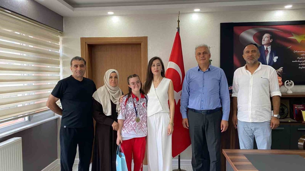 Dünya Üçüncüsü ve Türkiye Şampiyonu Zeynep Tuncay’dan İlçe Millî Eğitim Müdürlüğüne ziyaret