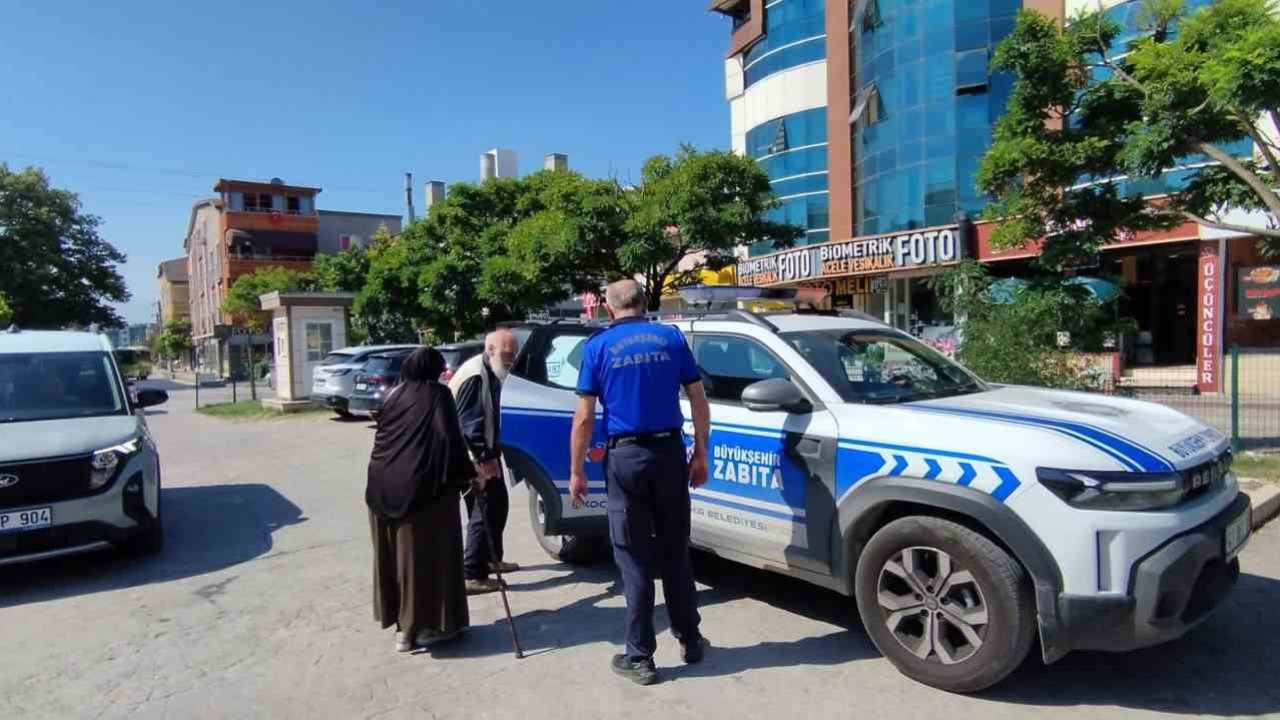 Belçika’dan gelen yaşlı çift yolunu kaybetti, zabıta yardıma koştu