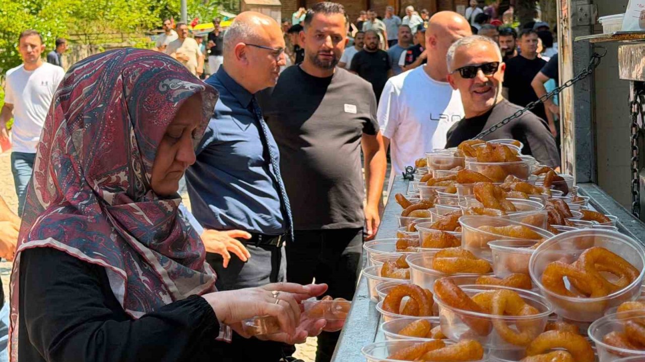 AK Parti’nin 25’inci kuruluş yıl dönümü nedeniyle lokma dağıtıldı