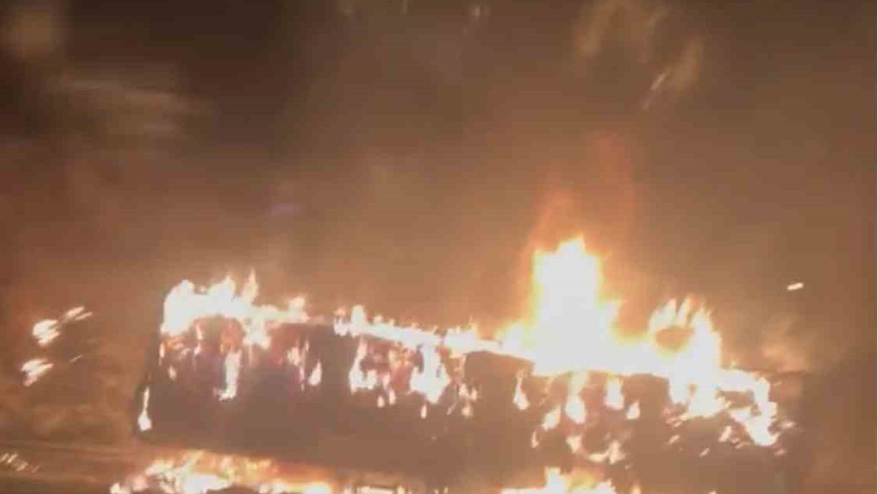 Kuzey Marmara Otoyolunda saman yüklü tır dorsesi alevlere teslim oldu