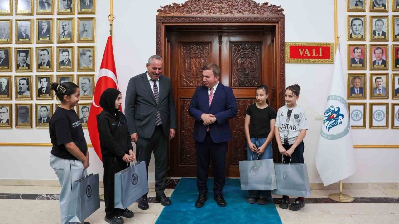 Vali Aydoğdu başarılı karatecileri makamında ağırladı