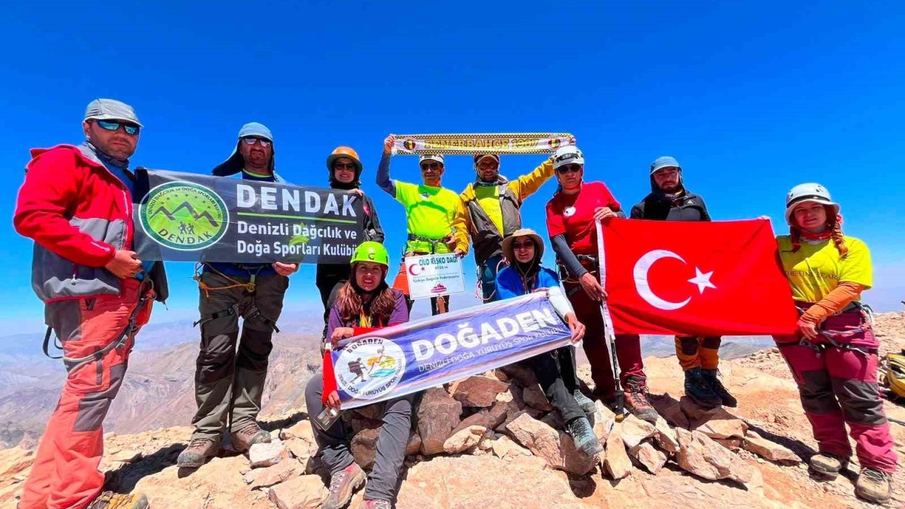 Denizlili dağcılar Hakkâri’de zirve yaptı