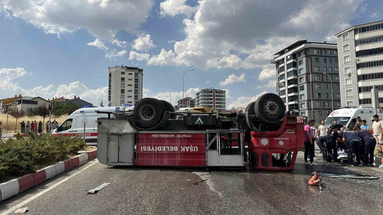 Uşak’ta itfaiye aracı ile kamyon çarpıştı: 2 itfaiye personeli yaralandı