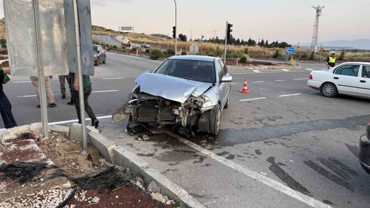 Çorum’da iki otomobil çarpıştı, sürücüler yara almadan kurtuldu
