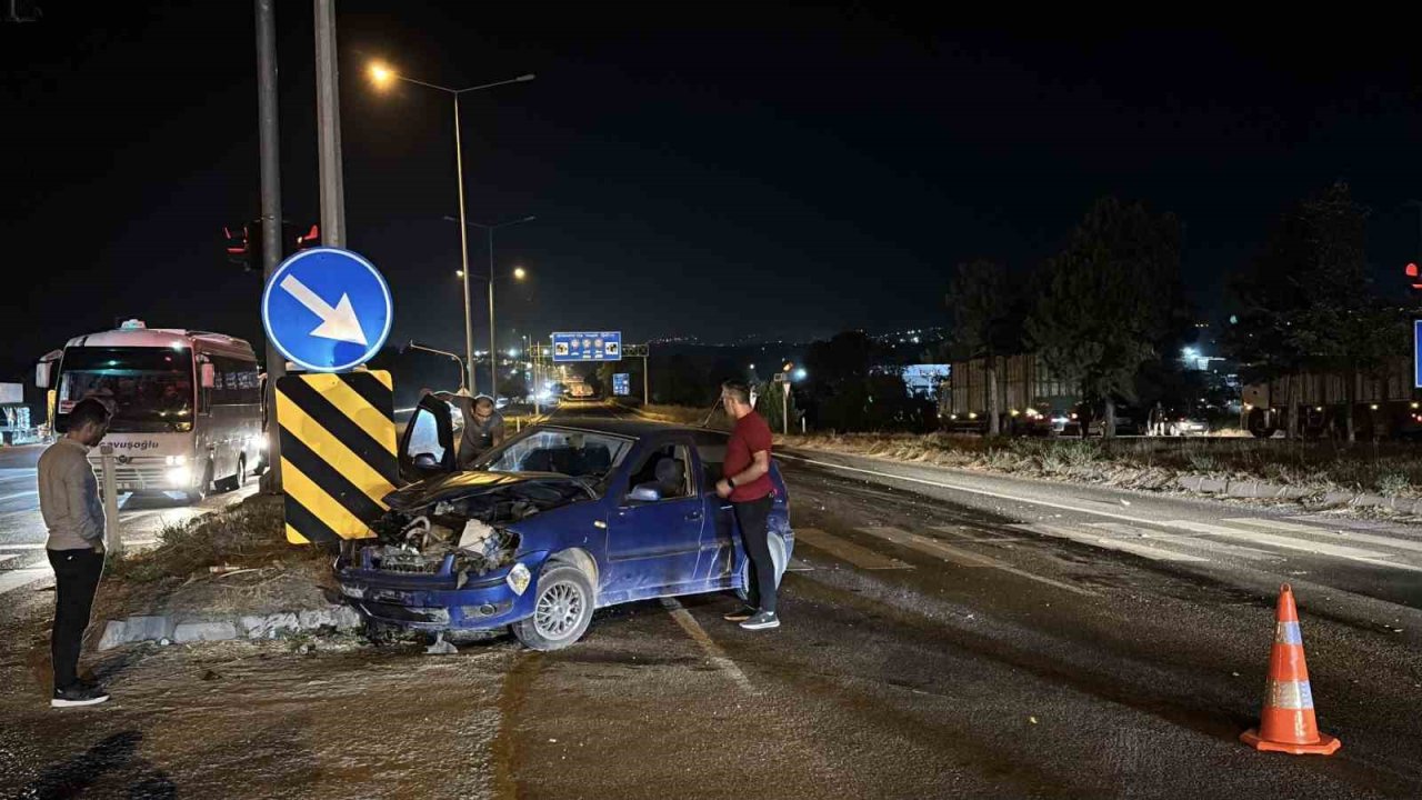 Bolu’da kırmızı ışıkta geçen otomobil kamyonla çarpıştı
