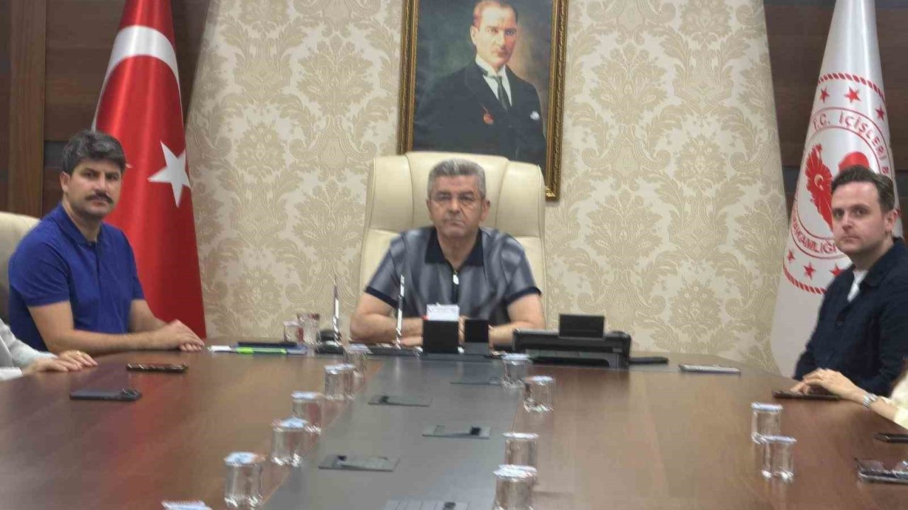 Artvin Valisi Ergün’den Hopa’daki şüpheli cisim ile ilgili açıklama: "Endişe edilecek bir durum yok, yol yeniden trafiğe açıldı"
